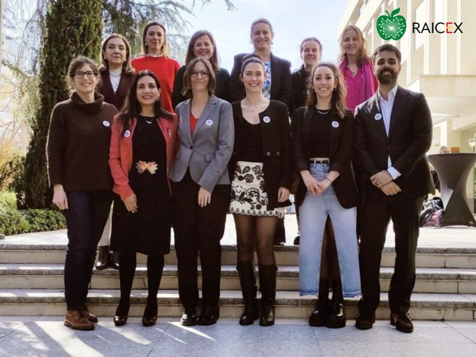 Cartel con Logo Libro Blanco de las políticas de género en ciencia y academia donde se muestran el grupo de cientificos que hacen la presentacion.