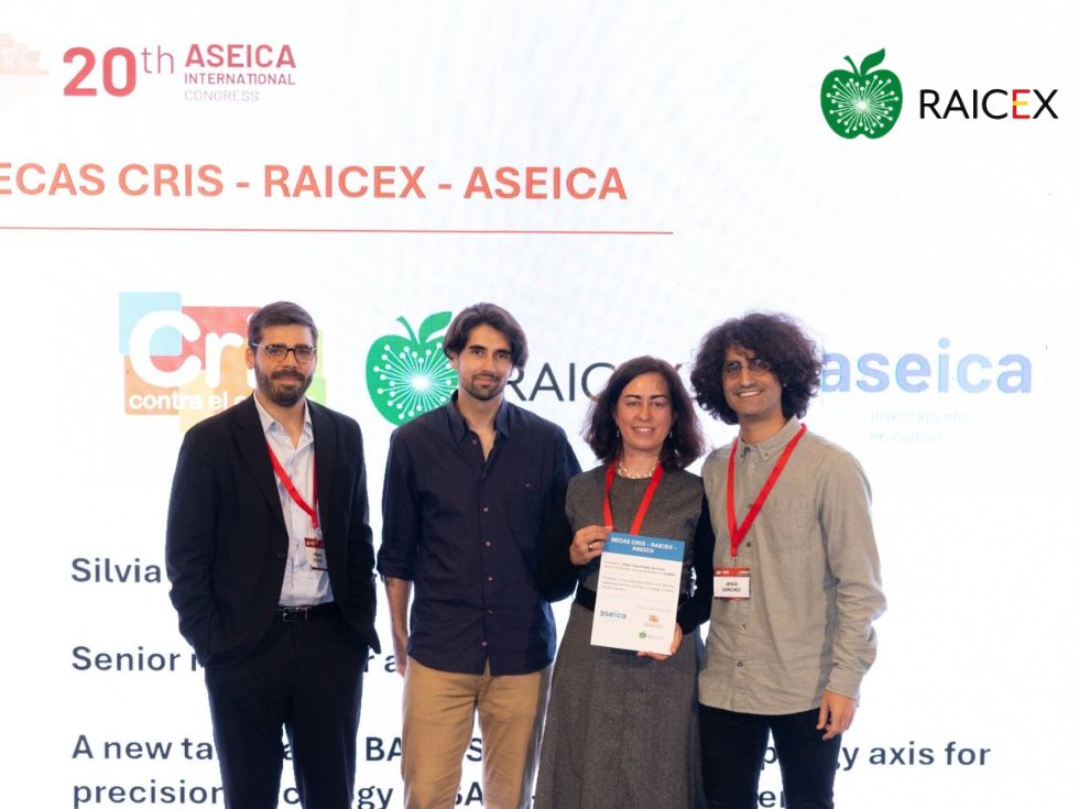 Foto de SIlvia con el Logo de RAICEX vk20k24 recibiendo el premio.